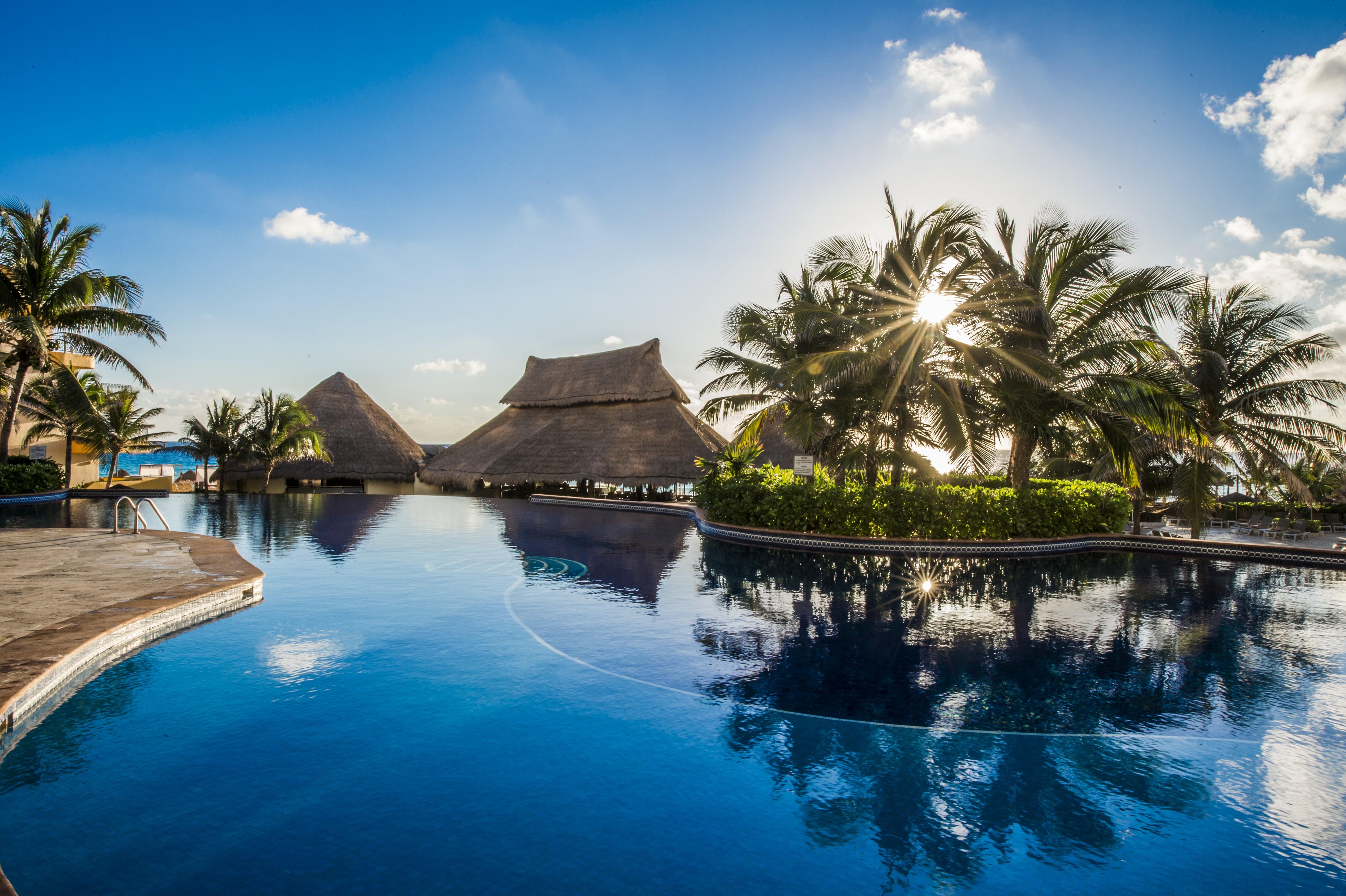 Fiesta Americana Condesa Cancún Exteriér fotografie The resort's main pool