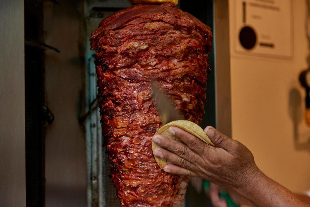 Fiesta Americana Condesa Cancún Exteriér fotografie Shawarma being prepared