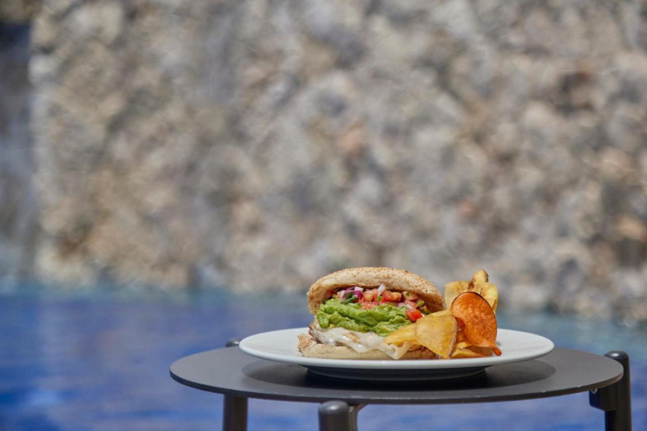 Fiesta Americana Condesa Cancún Exteriér fotografie A vegan burger