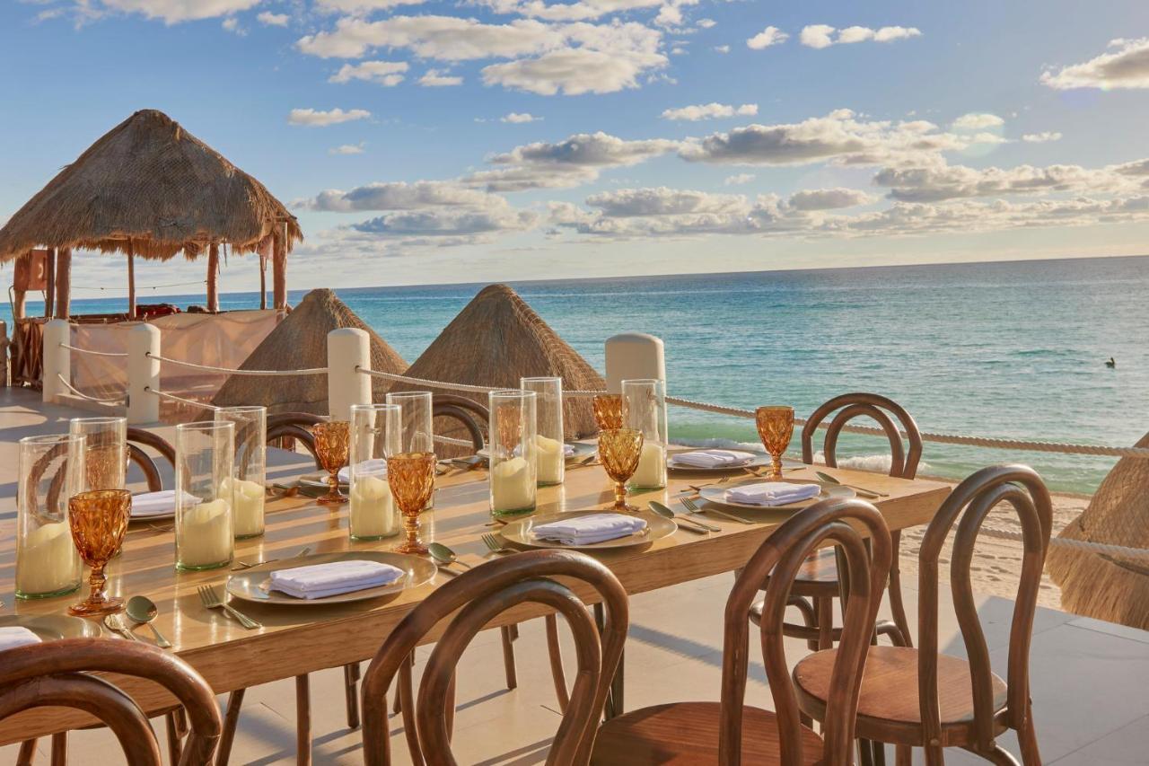 Fiesta Americana Condesa Cancún Exteriér fotografie Beachfront dining at the resort
