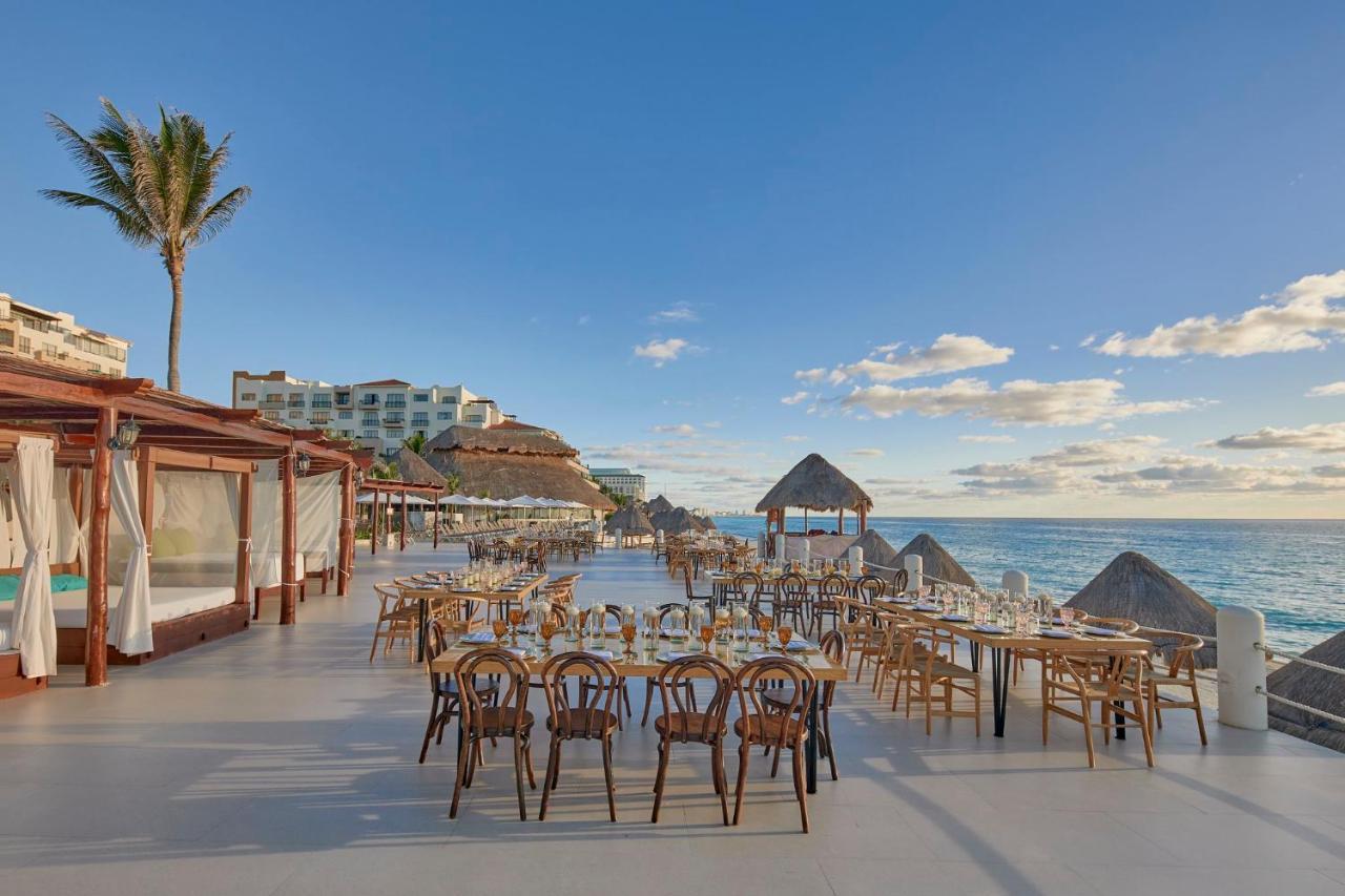 Fiesta Americana Condesa Cancún Exteriér fotografie Beachfront dining at the Grand at Moon Palace