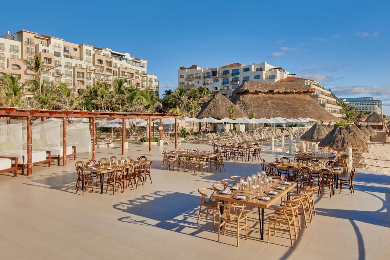 Fiesta Americana Condesa Cancún Exteriér fotografie Beachfront dining at the resort