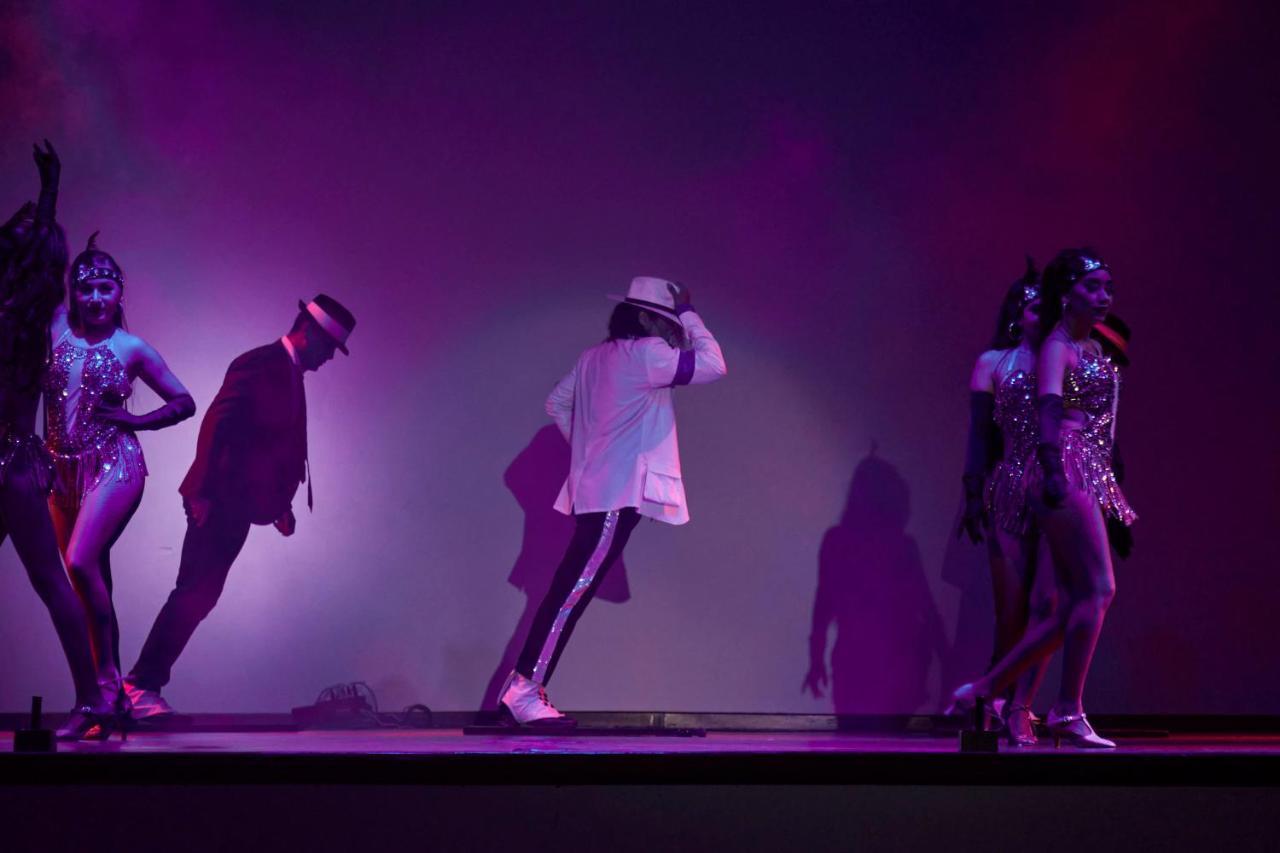 Fiesta Americana Condesa Cancún Exteriér fotografie Michael Jackson performing "Smooth Criminal" on the 2009 tour.