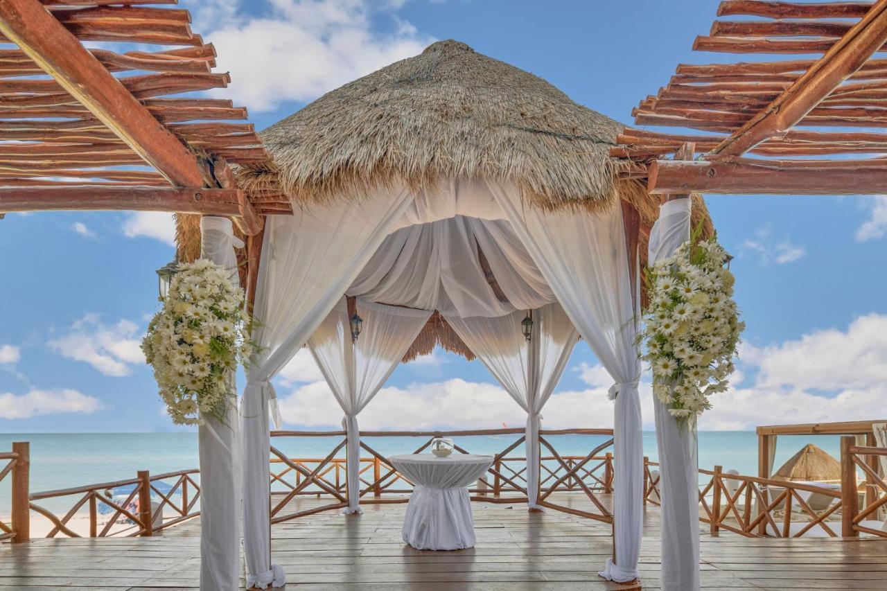 Fiesta Americana Condesa Cancún Exteriér fotografie A gazebo at the beach