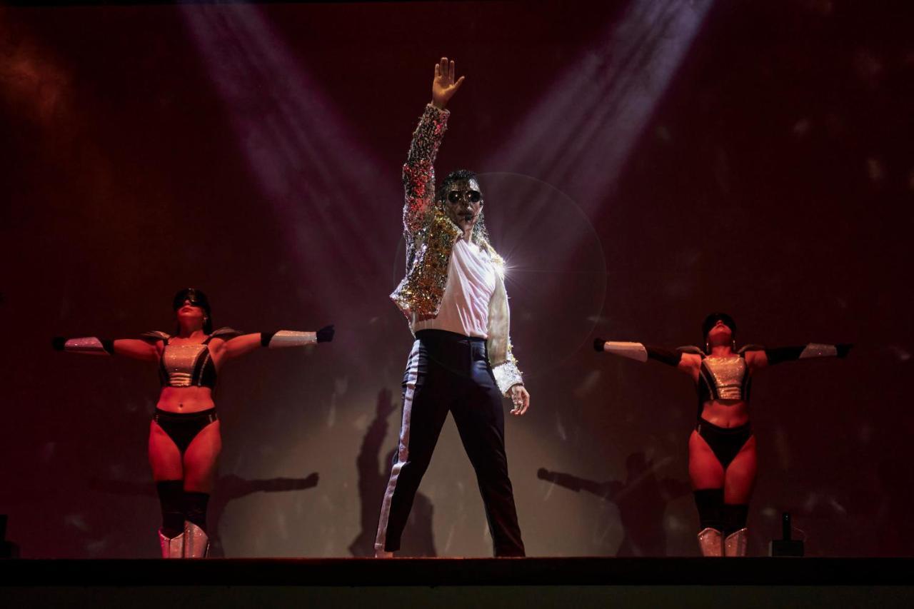 Fiesta Americana Condesa Cancún Exteriér fotografie Michael Jackson performing "Billie Jean" on the 2009 tour.
