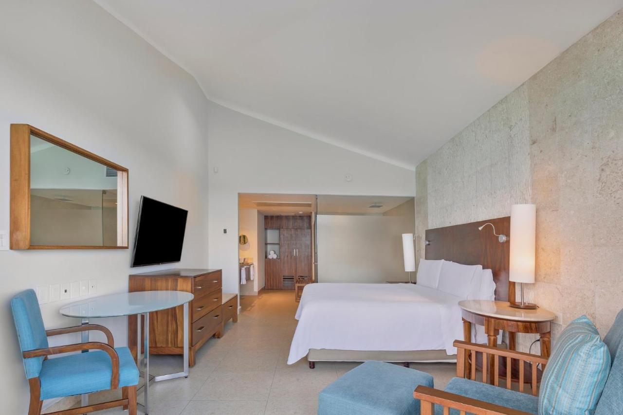 Fiesta Americana Condesa Cancún Exteriér fotografie A guest room at the Hilton Vallarta Bay Resort