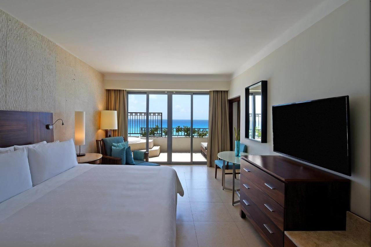 Fiesta Americana Condesa Cancún Exteriér fotografie A guest room at the Hilton Cancun Resort