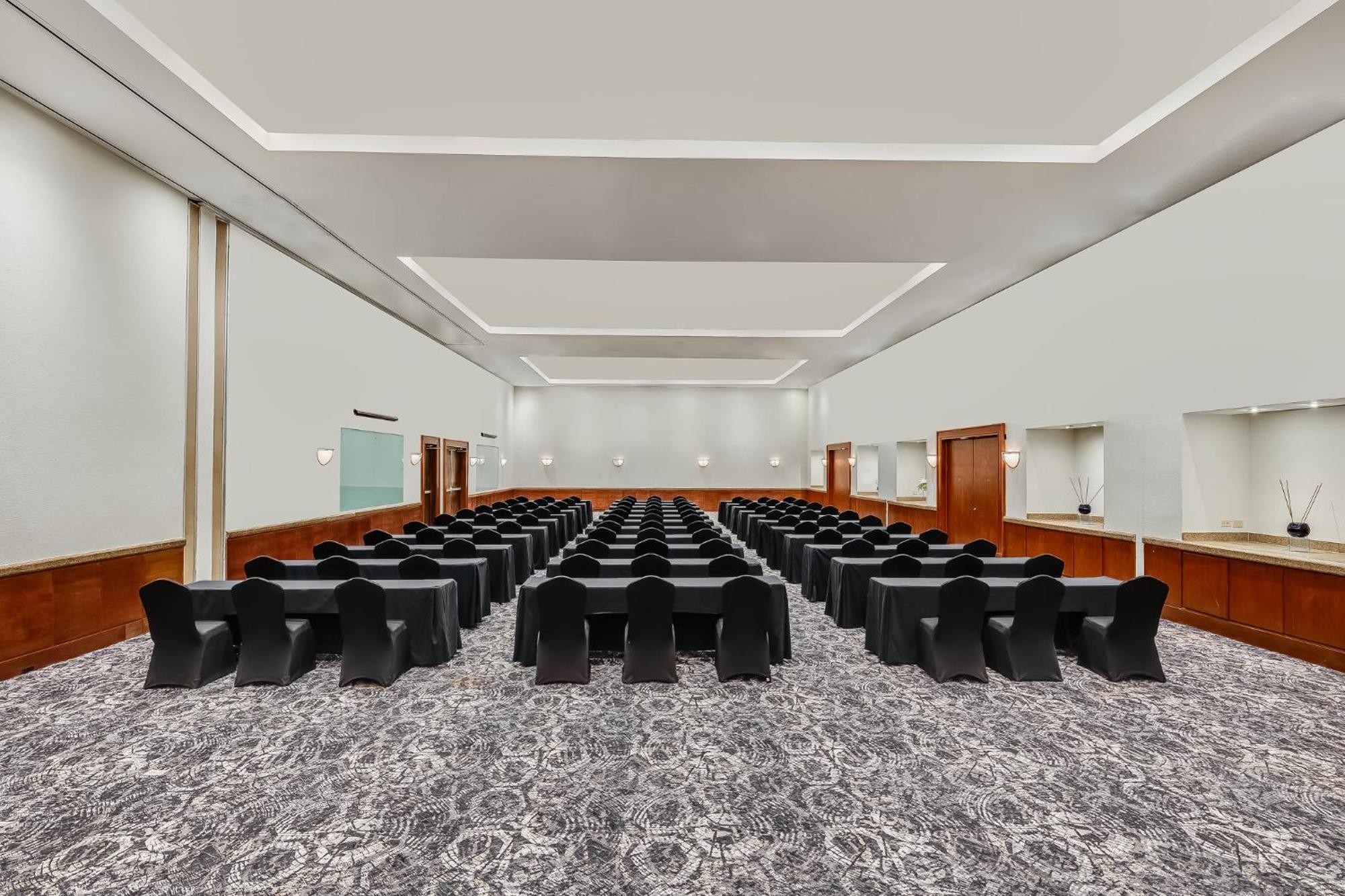 Fiesta Americana Condesa Cancún Exteriér fotografie The meeting room of the Federal Council