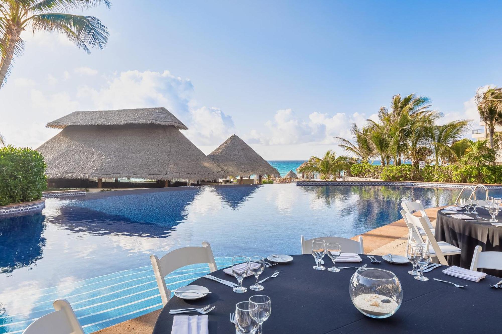 Fiesta Americana Condesa Cancún Exteriér fotografie The resort's main pool